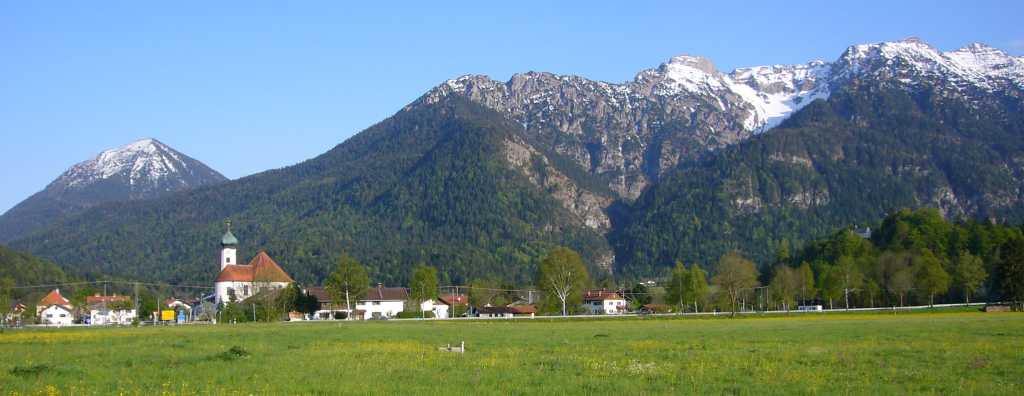 Eschenlohe im Loisachtal vor dem Bergpanorama des Estergebirges